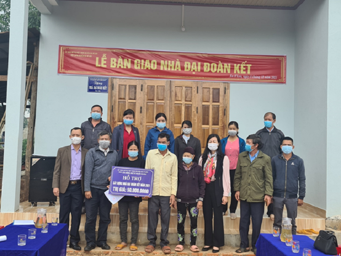 Bàn giao nhà đại đoàn kết cho hội viên phụ nữ ở xã Ea Hiao